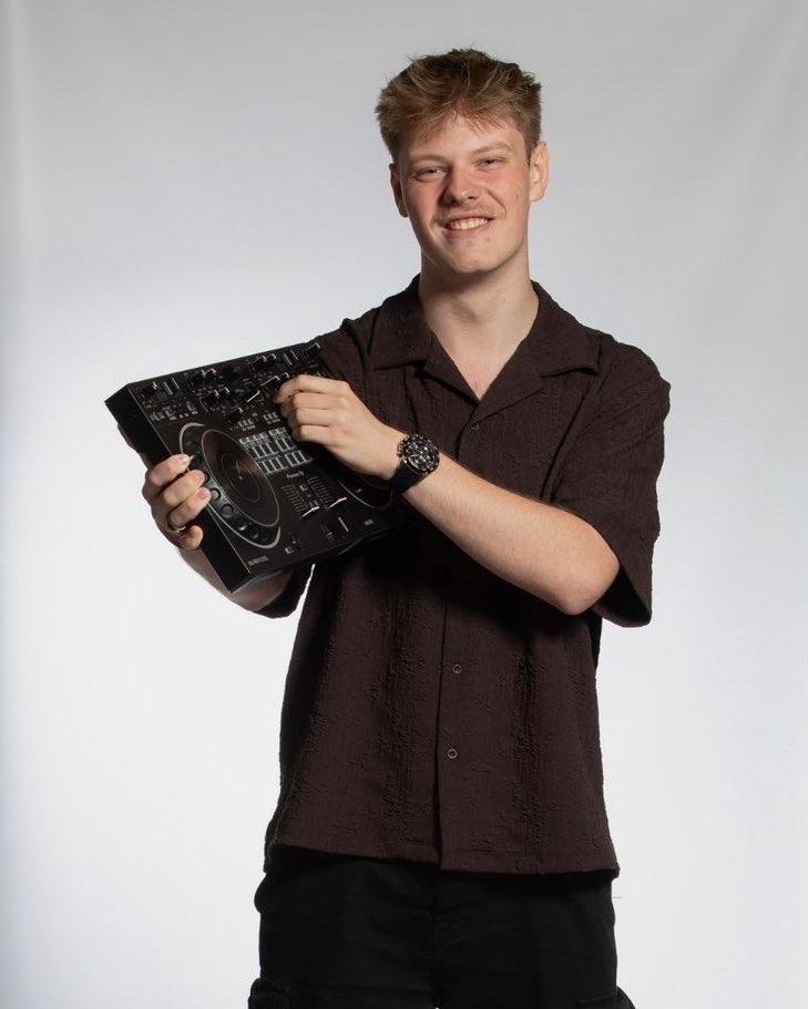 Afterhours DJ met een DJ-controller in de hand