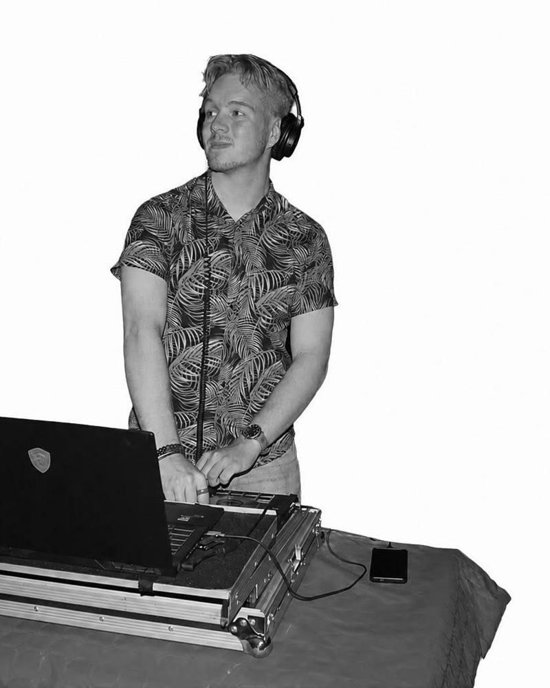 Afterhours DJ achter zijn laptop en controller