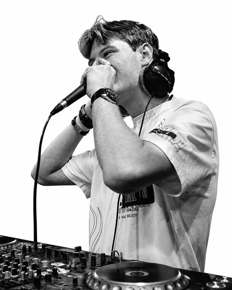 Afterhours DJ met microfoon achter de Pioneer-draaitafels
