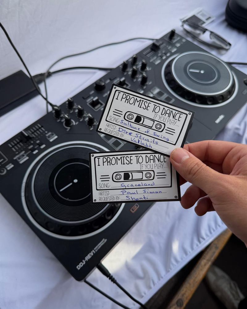 Twee ingevulde verzoeknummer-kaartjes voor de DJ-set