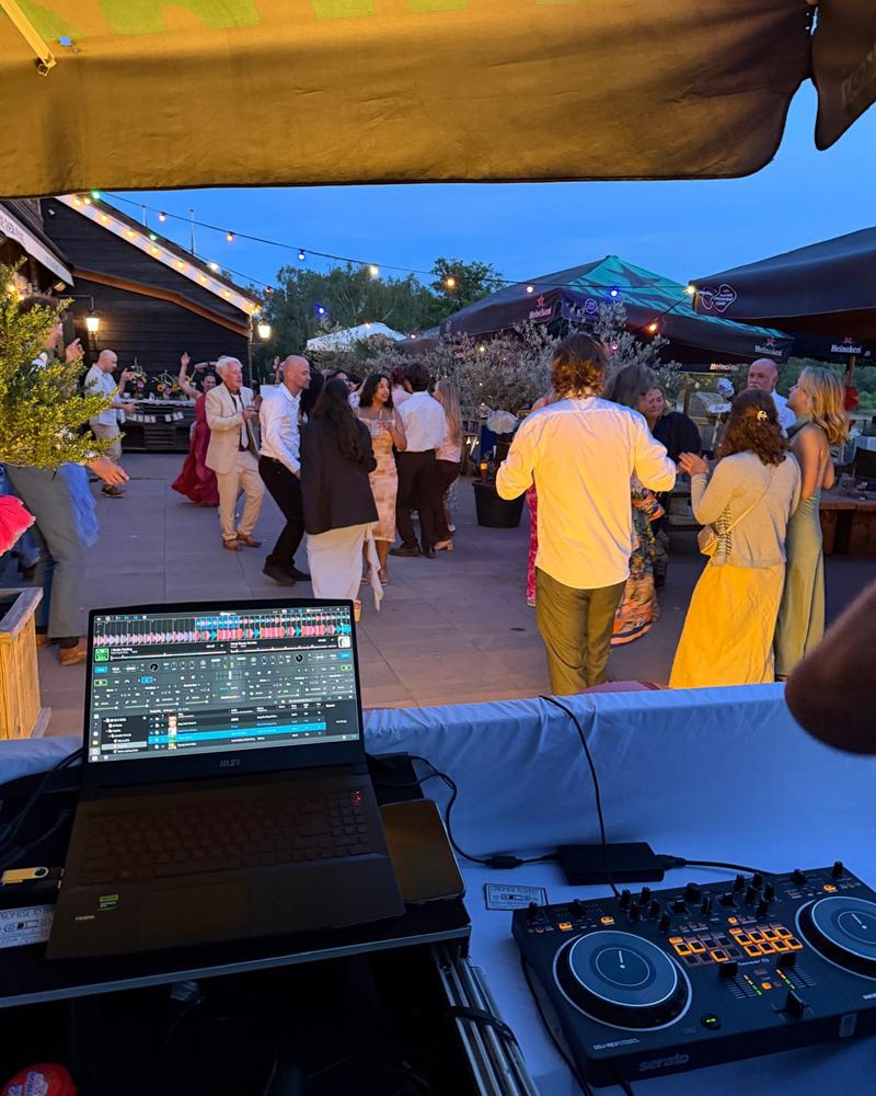 Afterhours DJ achter de draaitafels tijdens een feest